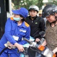 Bộ Công thương quyết giá xăng: "Đá bóng thổi còi" theo... luật?