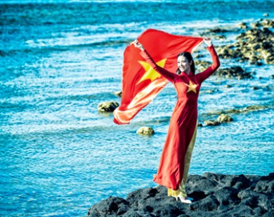Ngọc Hân kiêu hãnh với cờ đỏ sao vàng ở đảo Lý Sơn