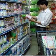 Giá sữa tại nhiều siêu thị bắt đầu giảm