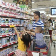 Giá sữa trẻ em tại nhiều cửa hàng vẫn vượt mức trần