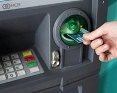 Sắp áp trần phí rút tiền mặt ATM?