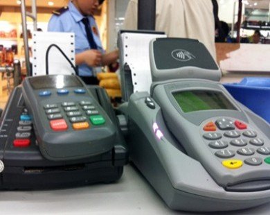 Shops, customers still reluctant to use credit cards