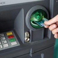 Sắp áp trần phí rút tiền mặt ATM?