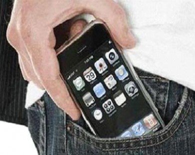Đút điện thoại trong túi quần dễ gây vô sinh