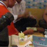 4 thầy giáo chơi bài ăn tiền ngay trong trường học