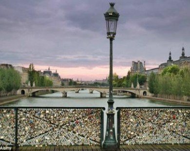 "Cầu tình ái" nổi tiếng ở Paris bị hư hại bởi...hàng ngàn chiếc khóa