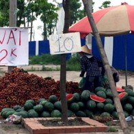 Vải 8.000, mận 10.000 đồng: Ế ngập chợ, tràn vỉa hè