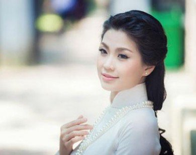 ’Nữ hoàng cà phê’ Diễm Trang đằm thắm với áo dài trắng