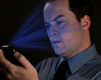 Lạm dụng smartphone có thể gây mù lòa