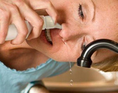 Không dùng nước muối sinh lý để rửa mũi hàng ngày