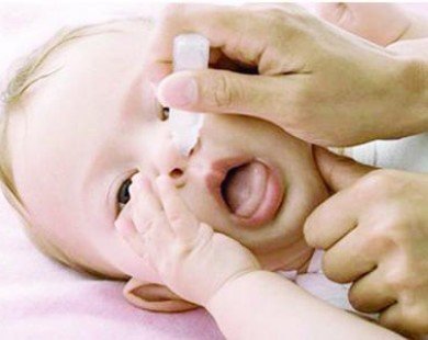 Trẻ có thể bị hôn mê vì ngộ độc thuốc nhỏ mũi