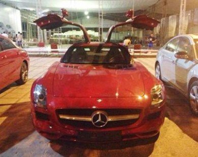 Siêu xe cánh chim Mercedes màu đỏ đến Hà Nội