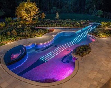 Đại gia chi hơn 20 tỉ xây bể bơi hình chiếc đàn guitar tuyệt đẹp
