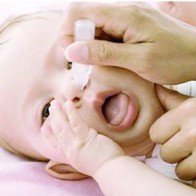 Trẻ có thể bị hôn mê vì ngộ độc thuốc nhỏ mũi