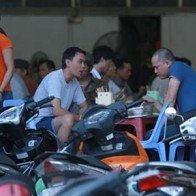 Quán bia vỉa hè lãi 100 triệu đồng mỗi ngày