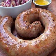 Nhà hàng Sài Gòn hút khách với bánh khổng lồ, xúc xích khủng