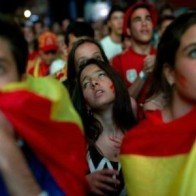 CĐV Tây Ban Nha ngất xỉu vì đội nhà bị loại