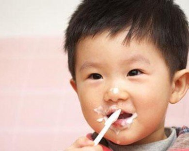 Trẻ không nên ăn quá nhiều váng sữa