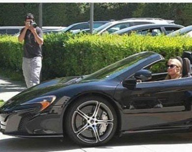 Paris Hilton xuống phố cùng siêu xe McLaren 650S