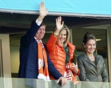 Vua và Hoàng hậu Hà Lan cổ vũ nhiệt tình thầy trò Van Gaal