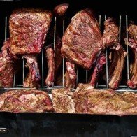 Cận cảnh sườn nướng khổng lồ, xúc xích Mỹ hút khách Sài Gòn