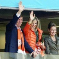 Vua và Hoàng hậu Hà Lan cổ vũ nhiệt tình thầy trò Van Gaal