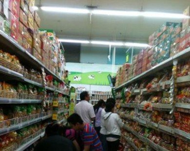 Dân Sài Gòn mua mì gói trữ mùa World Cup