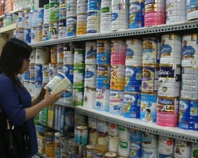 Hàng loạt sản phẩm sữa giảm giá ngày đầu áp trần bán lẻ
