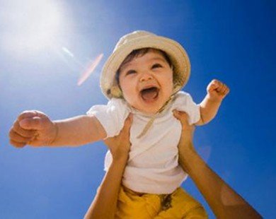 Tắm nắng cho bé: Nhiều điều bác sĩ tiết lộ khiến bạn ngỡ ngàng
