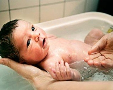 Tắm lá cho trẻ tiềm ẩn nguy cơ nhiễm trùng máu
