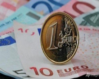 Euro holds steady despite weak eurozone data
