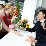 Giả vờ là ‘Tây’ để được chiều như khách VIP