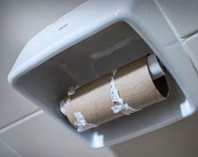 Đi vệ sinh xong mới phát hiện hết giấy - 1 cách giải quyết