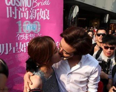 ’Phi công trẻ’ khóc cầu hôn Chae Rim giữa phố