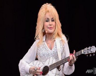 Dolly Parton draws biggest crowd at UK’s Glastonbury