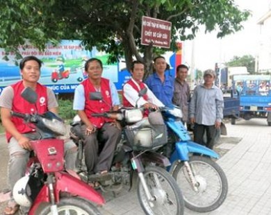 Motorbike-taxi drivers give first aid to traffic victims