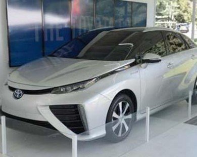 Toyota FCV trị giá 70.000 USD đặt chân lên đất Mỹ