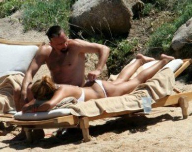 Vợ chồng Ribery diễn cảnh nóng trên biển