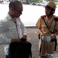 Những người đầu tiên bị “ghi tên” vì đội mũ bảo hiểm rởm