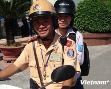 Cảnh sát giao thông Hà Nội giúp thí sinh lạc đường tới điểm thi