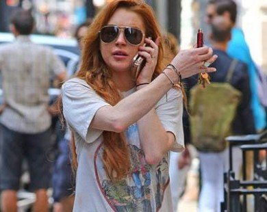 Lindsay Lohan lộ chân thâm tím, nhăn nheo trên phố