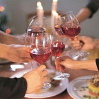 Tại sao lại chạm cốc khi uống rượu?