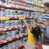 Áp trần giá sữa bột: Vì sao giá không giảm mà còn tăng?