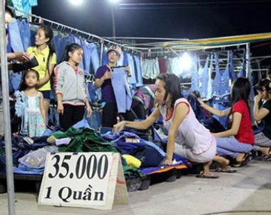 15.000 đồng/chiếc áo thun ở chợ trời sinh viên Sài Gòn