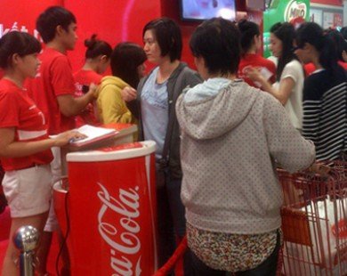 Xếp hàng chờ in tên lên lon Coca ở Sài Gòn