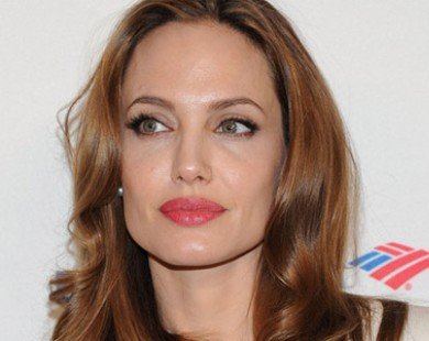 Jolie chi hơn 25.000 USD mỗi năm để làm đẹp da mặt