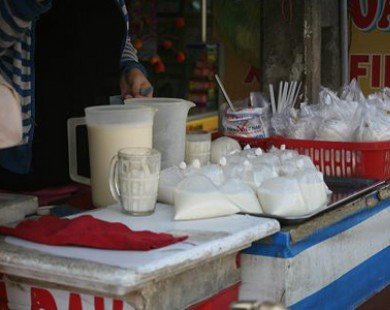 Nguy cơ ngộ độc vì sữa đậu nành bán rong