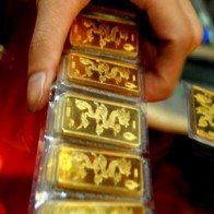 Vàng thế giới giảm sâu nhất 8 tháng, vàng trong nước chỉ hạ 100 nghìn đồng/lượng