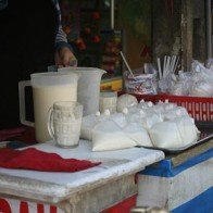 Nguy cơ ngộ độc vì sữa đậu nành bán rong