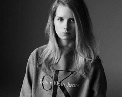 Calvin Klein hợp tác MyTheresa ra bộ sưu tập đồ jeans mới